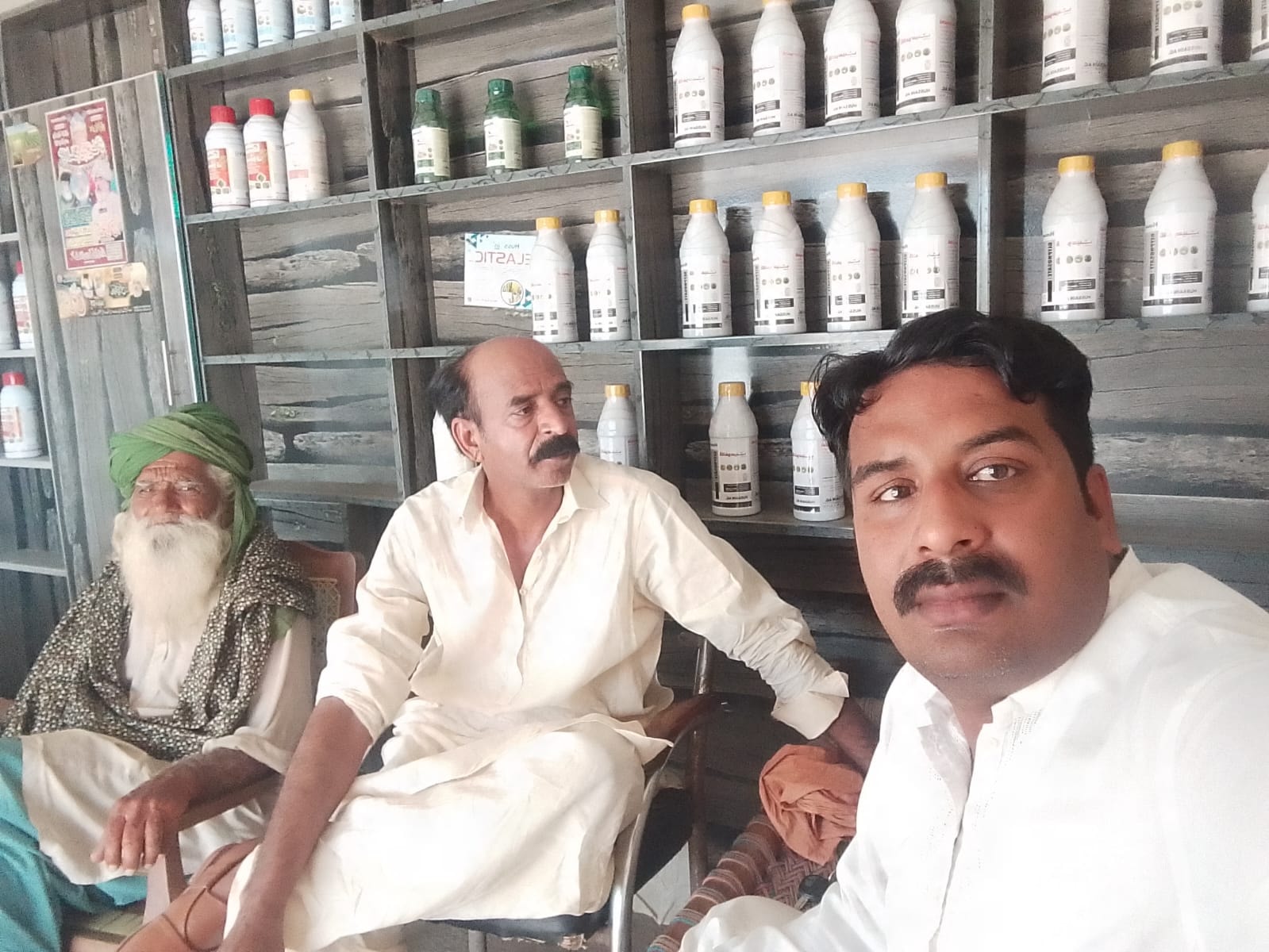 Farmers visiting SARSBAZ agri products shop
